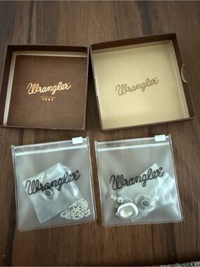 Wrangler Earring Necklace Set Cowgirl Hat